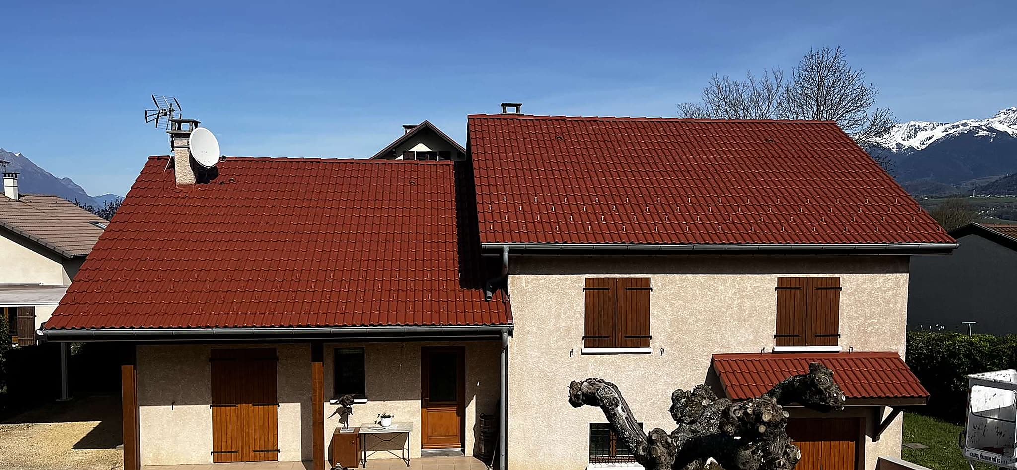 Toiture en tuiles préparée pour une remise en peinture